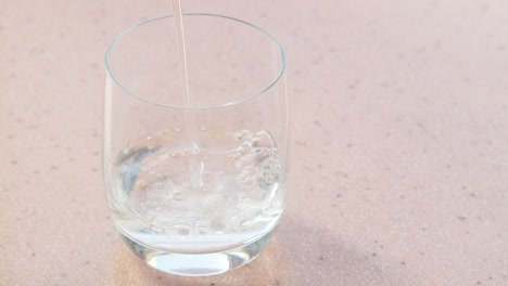 Mineralwasser-gießt-im-Glas