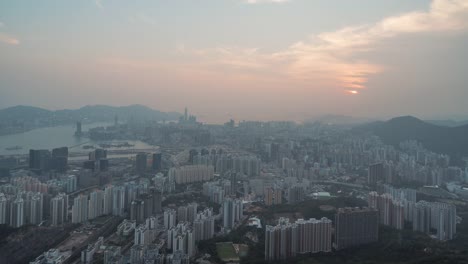 Hong-Kong,-China,-Timelapse---gran-ángulo-de-puesta-de-sol-vista-desde-el-acantilado-del-suicidio