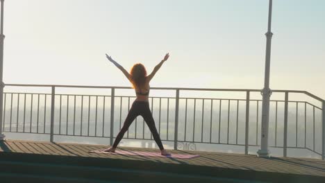 Yoga-und-Pilates-Übungen-auf-dem-Dach