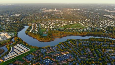 Am-Morgen.-Sonnenaufgang-über-dem-Schlafbereich-mit-Mehrfamilienhäusern-Luftaufnahme-des-River-Park-im-Hintergrund-warmen-Oktober-am-frühen-Morgen.