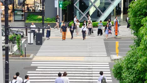 Crowd-passing-crosswalk-in-Akasaka,-Tokyo,-Japan.-4K-Timelapse.