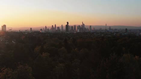 Filmischen-Luftaufnahmen-der-Frankfurter-Skyline-Panorama-bei-Sonnenuntergang