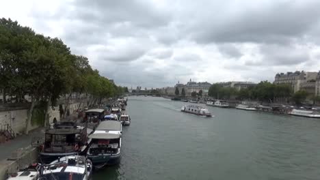 Boats-on-Seine-river,-Paris