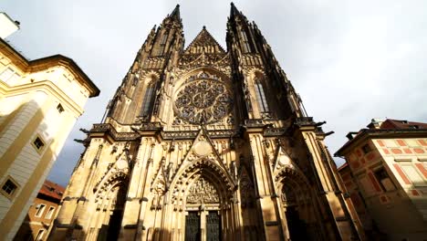 Ultra-amplia-vista-de-la-parte-frontal-de-la-Catedral-de-San-Vito-en-Praga