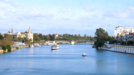 Panorama-und-eindrucksvolle-Aussicht-auf-die-Gracht-in-Sevilla-/-Spanien