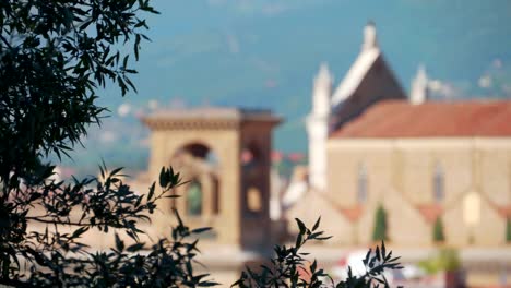 Traumhafte-Aussicht-auf-das-Dach-des-Stadtzentrums-von-Florenz-(Toskana)-und-die-beeindruckende-Architektur-seines-religiösen-Erbes.-Oktober-2018.