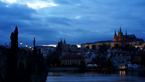 Abenddämmerung-Pfanne-der-Karlsbrücke-und-der-Moldau-in-Prag