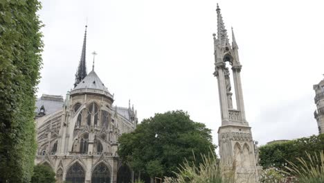 Arte-de-la-Catedral-de-Notre-Dame-en-capital-francesa-lenta-inclinación-de-París