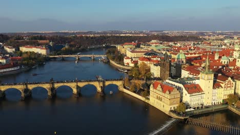 Blick-von-oben-auf-die-Prager-Altstadt,-Luftbild-der-Stadt,-Blick-von-oben-über-Prag,-Flug-über-die-Stadt,-top-Aussicht,-Moldau,-Karlsbrücke.-Prag,-Tschechien