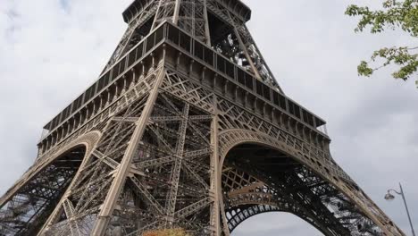 En-Eiffel-torre-celosía-construcción-lenta-inclinación-en-Francia-París