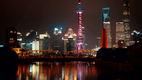 Vista-nocturna-desde-el-Bund-en-Lujiazui-en-Pudong-distric-en-Shanghai,-China.