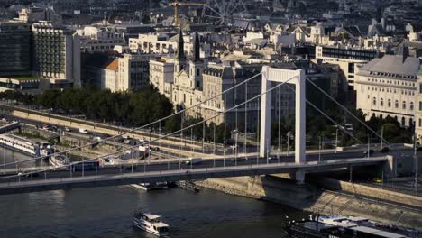 Verkehr-auf-der-Elisabethbrücke