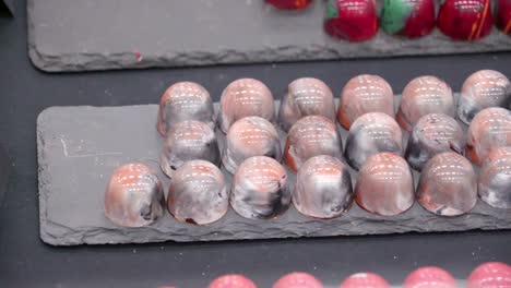 Small-colorful-gelatin-desserts-on-the-tray