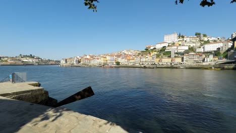 an-einem-sonnigen-Tag-Fluss-Douro-in-porto