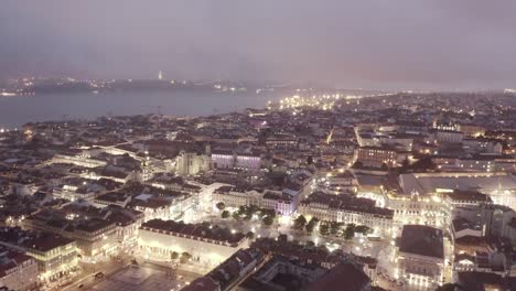 Vista-aérea-de-Lisboa-Portugal-en-la-noche,-plano-de-perfil