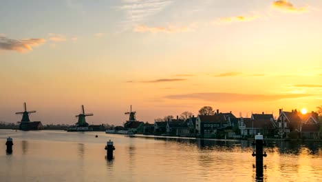 Lapso-de-tiempo-de-salida-del-sol-molino-de-viento-en-Zaanse-Schans-Village,-Ámsterdam-timelapse-4K