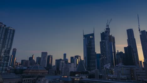 Transición-de-timelapse-urbano-día-noche