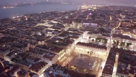 Vista-aérea-de-Lisboa-Portugal-en-la-noche,-plano-de-perfil