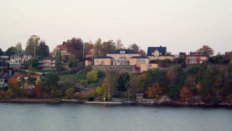 Die-kleinen-Häuser-auf-der-Felseninsel-Berg-in-Stockholm-Schweden