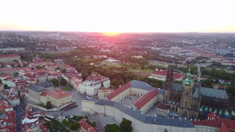 Hermosa-vista-aérea-panorámica-de-la-ciudad-de-Praga-desde-arriba