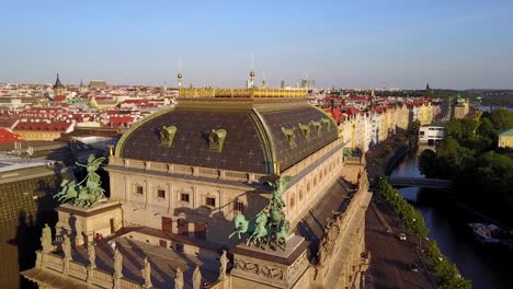 Hermosa-vista-aérea-del-Teatro-Nacional-de-Praga