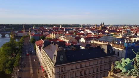 Schönen-Blick-auf-Prag-Theater-Rood-Blick-auf-die-Stadt-von-oben.