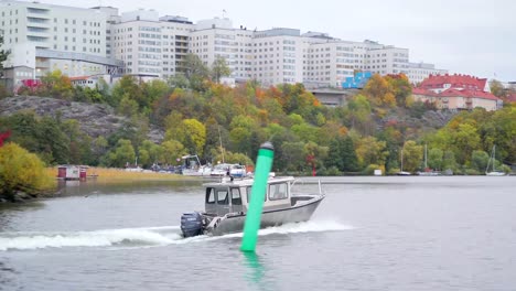 Un-barco-rápido-del-exceso-de-velocidad-en-el-agua-en-Estocolmo-Suecia