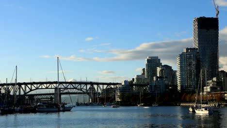 Zeitraffer-der-Brücke-und-Wolkenkratzer-in-Vancouver,-Kanada