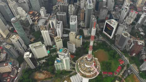 Kuala-Lumpur-Stadtzentrum-von-berühmten-Turm-oberen-Park-View-Antenne-Panorama-4k-Malaysia