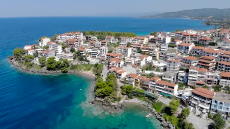 Vista-aérea-de-Drone-sobre-el-agua-azul-del-mar-en-la-costa-de-Neos-Marmaras