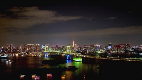 TimeLapse---vista-nocturna-de-la-bahía-de-Tokio-y-la-ciudad-de-Tokio-Zoom