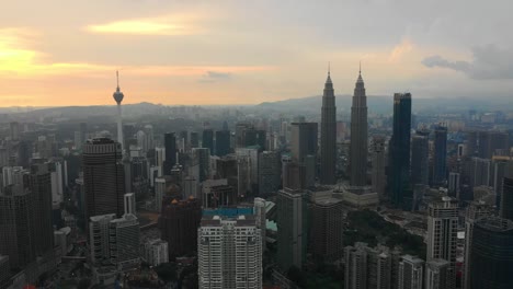 Sunset-Sky-Kuala-Lumpur-centro-aéreo-panorama-timelapse-4k-Malasia