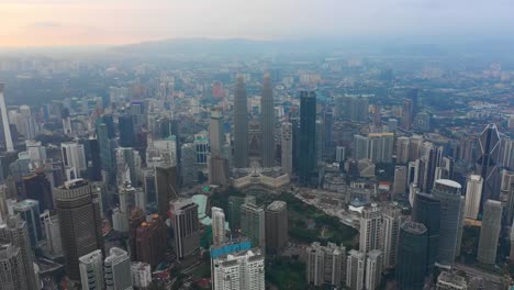 Sunset-Sky-Kuala-Lumpur-centro-aéreo-panorama-timelapse-4k-Malasia