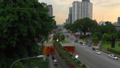 tarde-Kuala-Lumpur-Downtown-Park-Traffic-Street-panorama-aéreo-timelapse-4k-Malasia