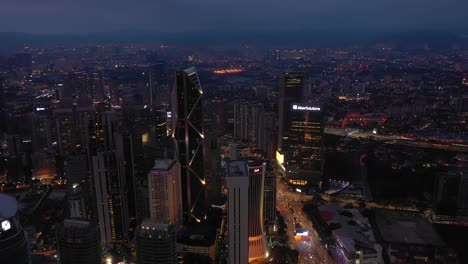 Nacht-Illumination-Kuala-lumpur-Innenstadt-Verkehrsstraße-Luft-Panorama-zeitelapse-4k-malaysia