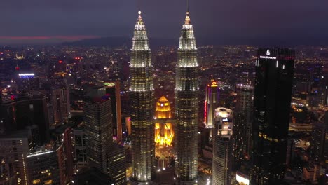 Nachtbeleuchtung-Kuala-lumpur-Innenstadt-berühmten-Türmen-Luft-Panorama-Zeitachse-4k-malaysia