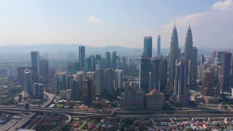 soleado-día-Kuala-Lumpur-ciudad-centro-construcción-tráfico-carretera-panorama-4k-Malasia