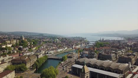 Sonnlicher-Tageszurich-Stadtzentrum-am-Flussufer-der-Luft-nach-unten-Blick-4k-Schweiz