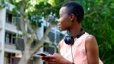 Mujer-con-teléfono-móvil-en-la-ciudad-de-calle-4k