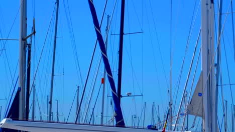 Viele-Masten-gegen-den-blauen-Himmel-auf-dem-Gebiet-des-Hafens-von-Valencia