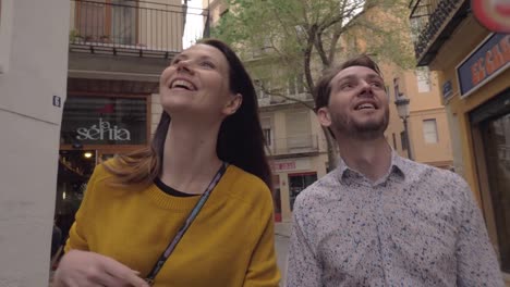 Una-pareja-de-turistas-en-Valencia