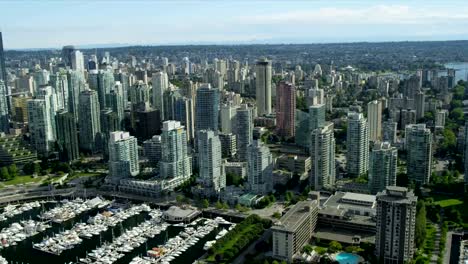 Vista-aérea-del-centro-de-la-ciudad-rascacielos-y-marina-de-yates,-Vancouver