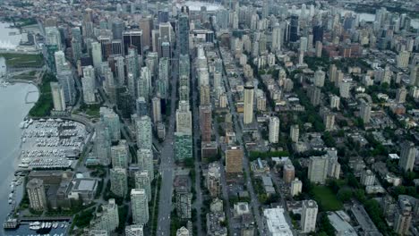 Vista-aérea-del-atardecer-de-la-ciudad-al-puerto-de-Vancouver