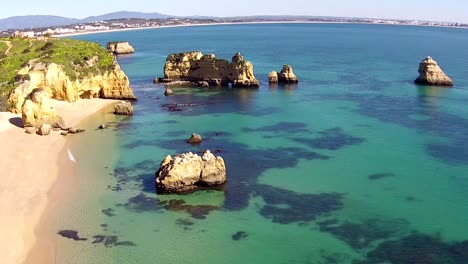 Vista-aérea-de-rocas-naturales-cerca-de-Lagos-del-Algarve-en-Portugal