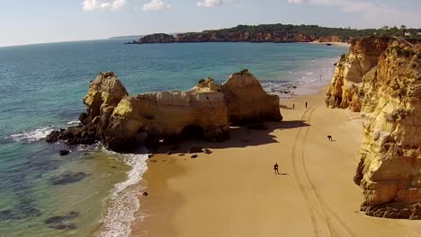 Vista-aérea-de-Praia-da-Rocha-cerca-Portimao-del-Algarve-en-Portugal