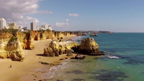 Vista-aérea-de-Praia-da-Rocha-cerca-Portimao-del-Algarve-en-Portugal