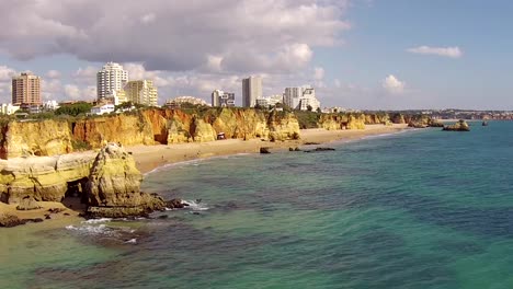 Vista-aérea-de-Praia-da-Rocha-cerca-Portimao-del-Algarve-en-Portugal