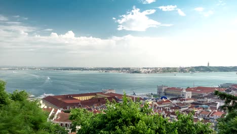 Vista-de-la-histórica-cumbre-de-Lisboa-Baixa-el-centro-de-la-ciudad-y-el-río-Tajo,-de-san-Jorge-St.-George-castillo-en-Lisboa,-Portugal-timelapse