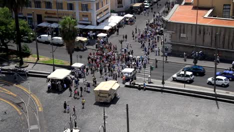 Gente-cruzando-la-calle,-Roma