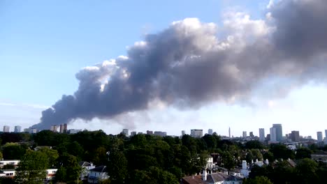 Smoke-plume-from-a-large-city-fire.